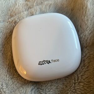 About-Face Mirror with Recharging Light White Compact Case - Halsey Makeup Brand